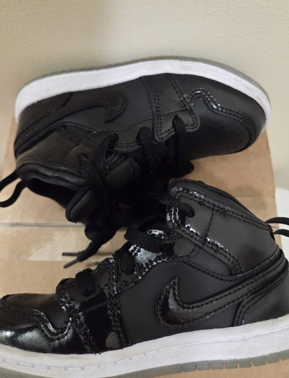 Nike Air Jordan 1 Mid SE. Toddler Size 9c. Black/ White/ Dark Concord.